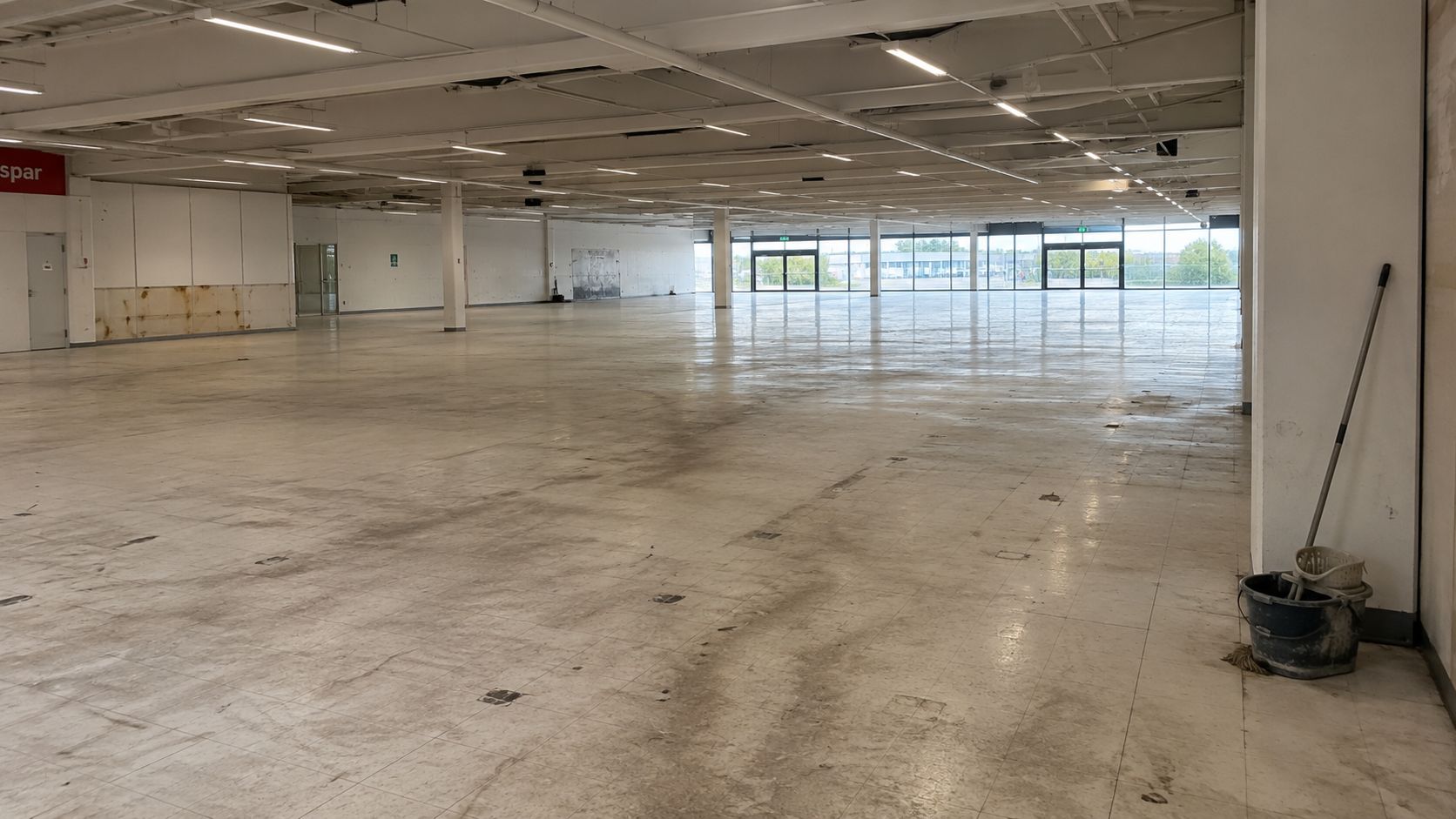 Professionel akut gulvrengøring i stor butik med rent gulv.